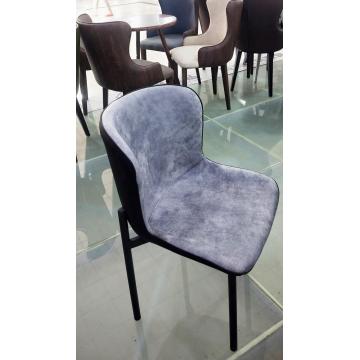 Обеденный стул с металлическим каркасом из мягкой ткани