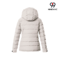 Chaqueta con aspecto de plumón y capucha.