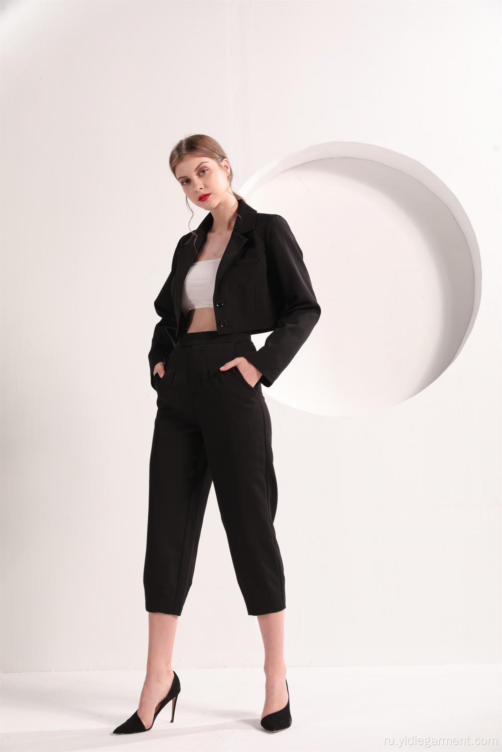 Женский черный укороченный пиджак и брюки