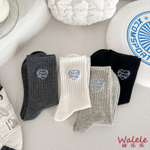 Mga naka-istilong mid-leg medyas sa kulay-abo na disenyo ng puso