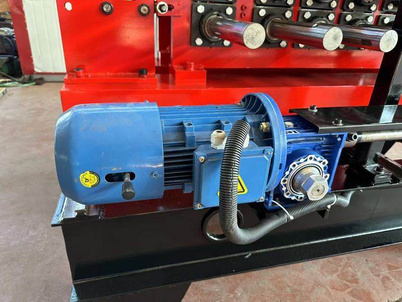 Yiping automatic bridge cover forming machine (with reinforcement)
