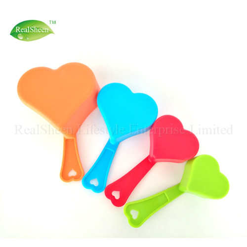 Tazas y cucharas medidoras en forma de corazón