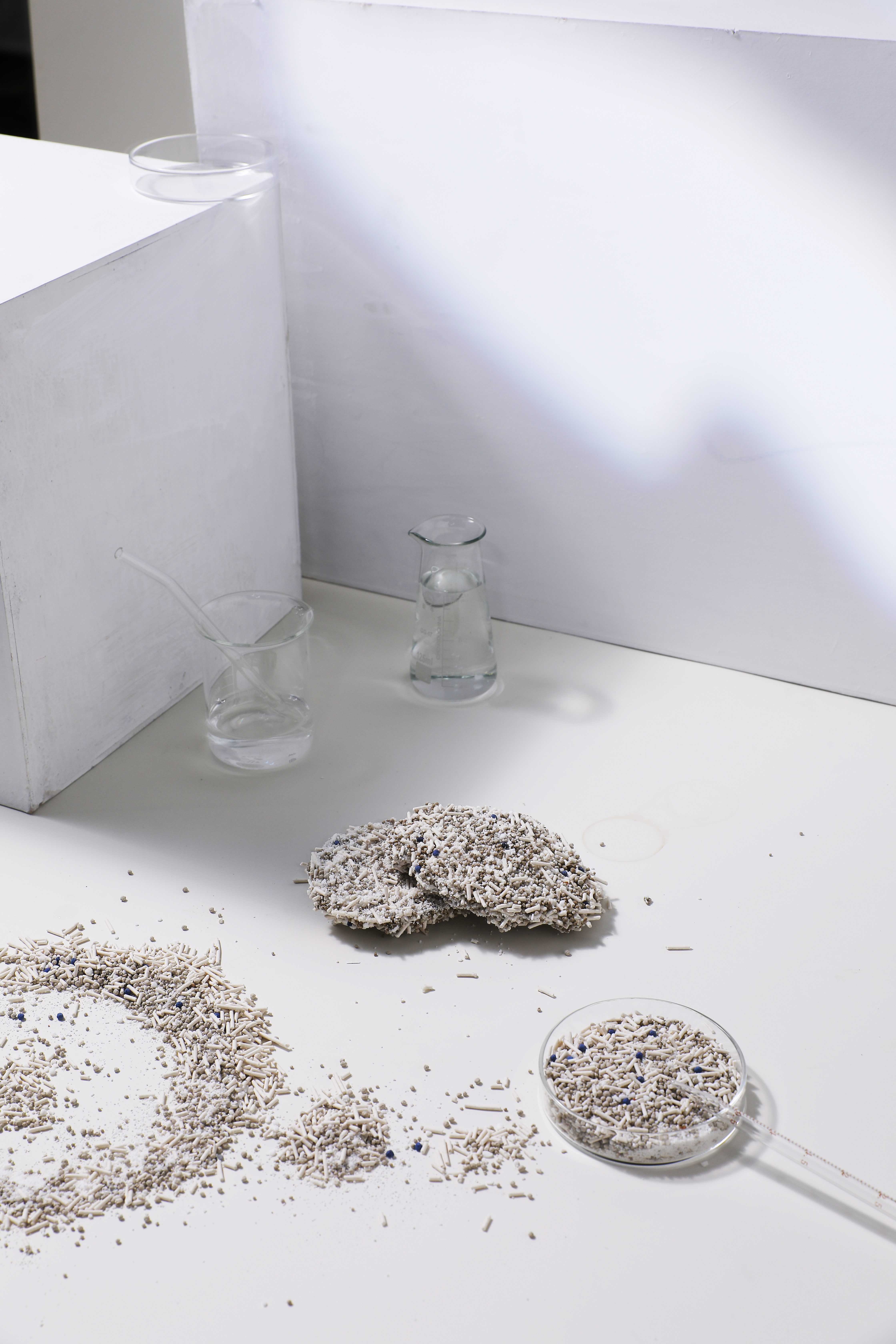 Mixed cat litter with packaging