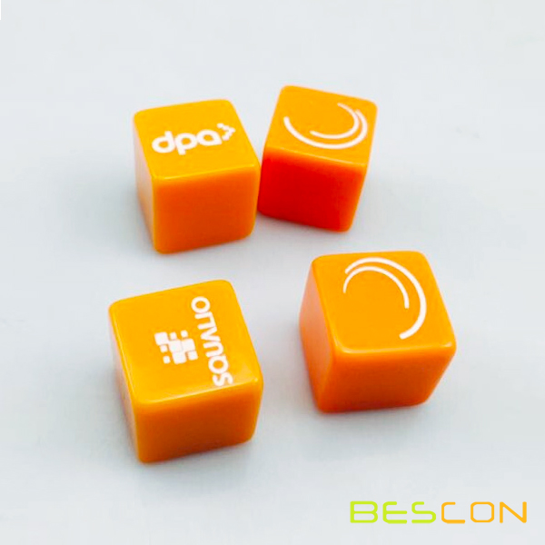 Color vivo cubo de dados de plástico de color naranja con impresión personalizada