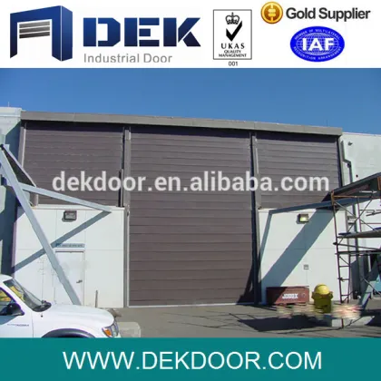 Fabric lifting stacking door fabric lifting door