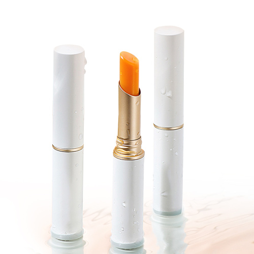 Color changing lipstick for lasting moisturizing