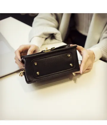 Small square chain bag with single shoulder bag