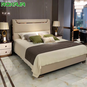 Luxe Italiaans king-size lederen bed met massief houten frame en hoog hoofdeinde