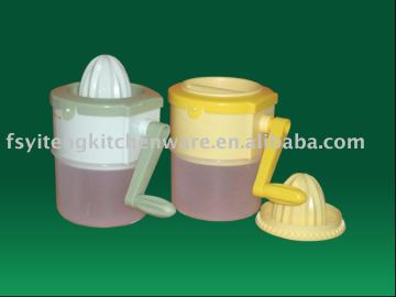 Manual plastic ice crusher