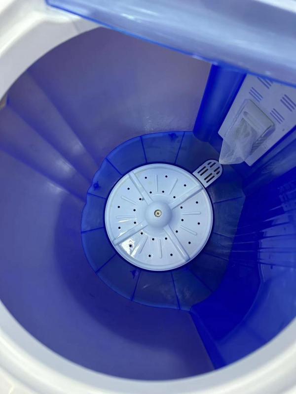 Two-barrel small semi-automatic washing machine