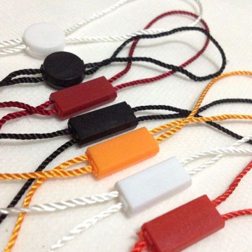 Tag merchandise murni dan berwarna dengan tali