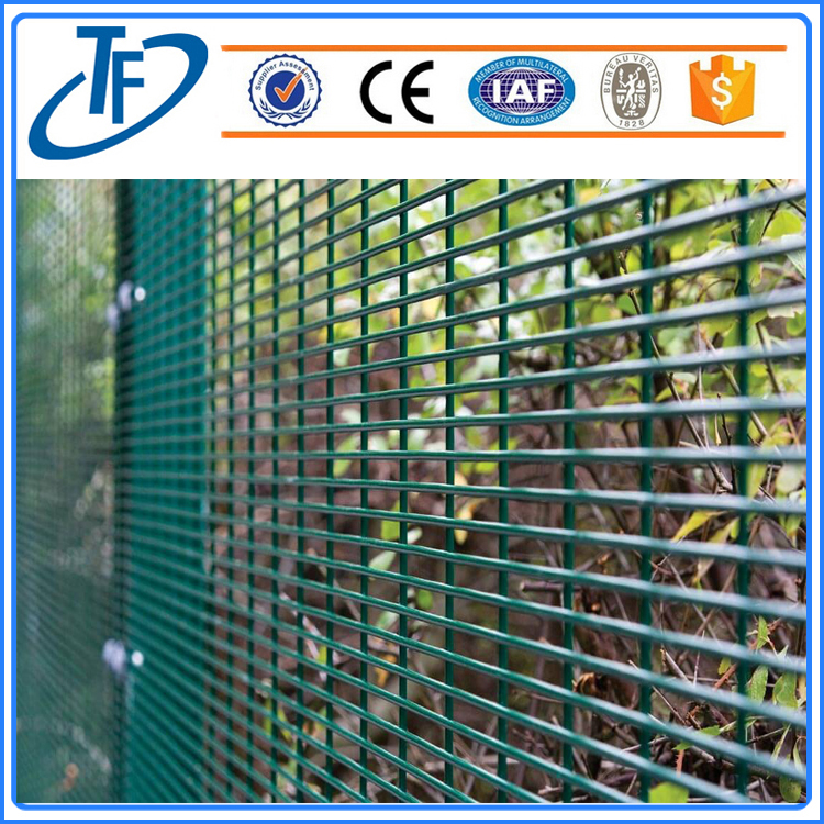 تستخدم لوحات السور 358 ارتفاع السياج الأمني