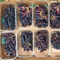 Uvas pretas longas crocantes e crocantes