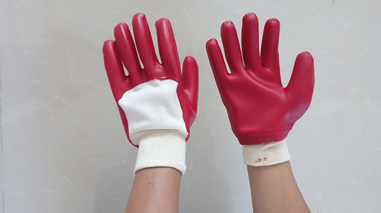 Rote PVC-beschichtete Handschuhe öffnen sich zurück