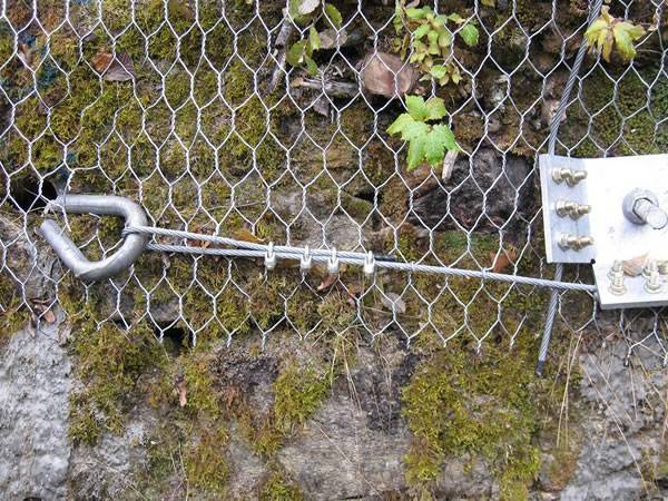 岩石の落下を防ぐために使用される六角形のメッシュ