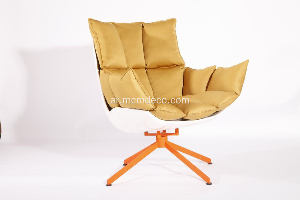 كرسي قشر أبيض مع وسادة مقعد برتقالية