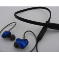 Fones de ouvido intra-auriculares com fita para o pescoço