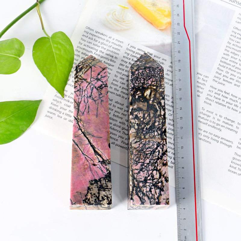 Натуральный родонит obelisk декоративный кристалл