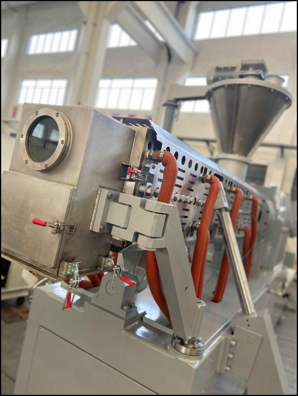Extruder machine for rubber