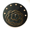 Matt Design Stempelte Blume auf minimalistischem Uhrenblatt