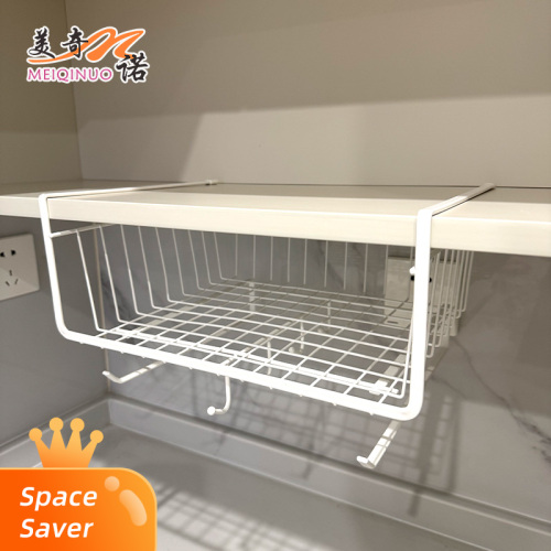 Le panier suspendu de l'armoire a un crochet blanc