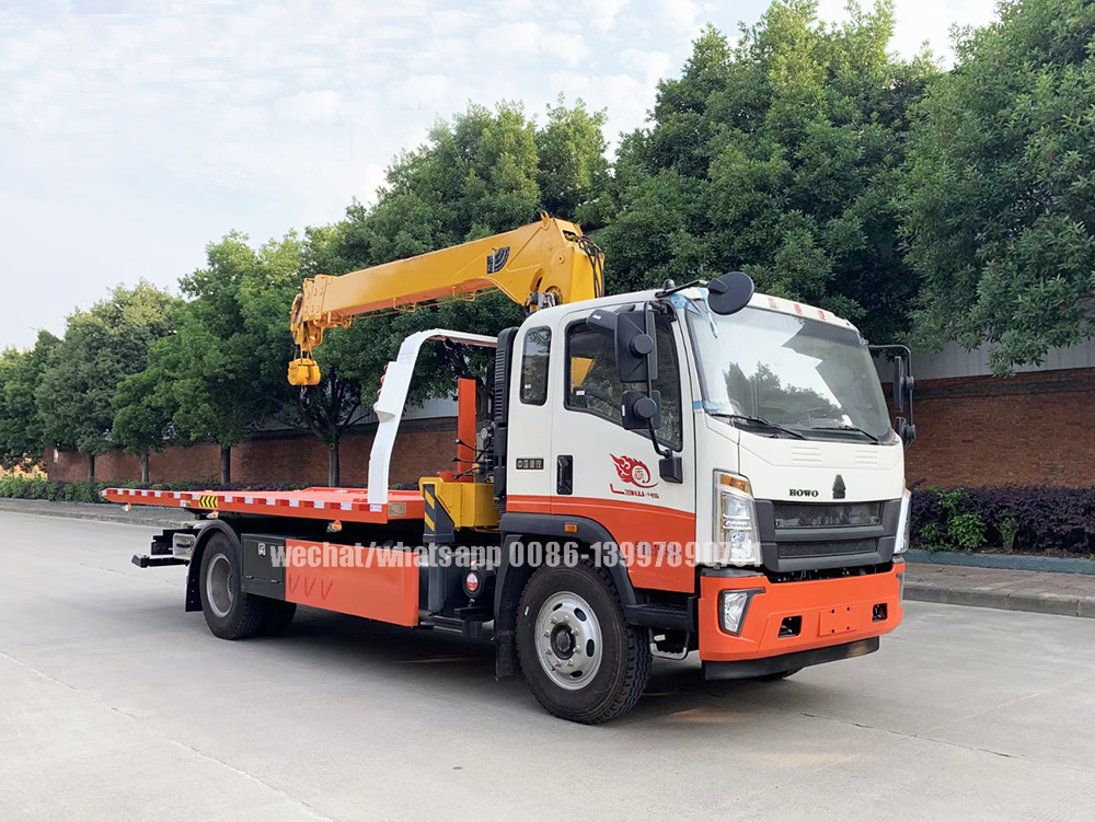 Flatbed Wrecker Truck With Crane