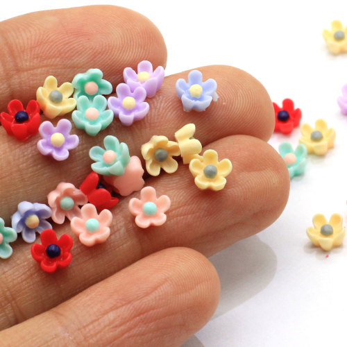 Heißer Verkauf Bunte Mini Blume geformte Harz Cabochon für handgemachte Handwerk Schlafzimmer Ornamente Mädchen Kleidungsstück Zubehör Perlen