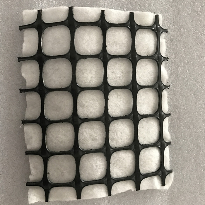 Plastisk biaxial geogrid och geotextilkomposit