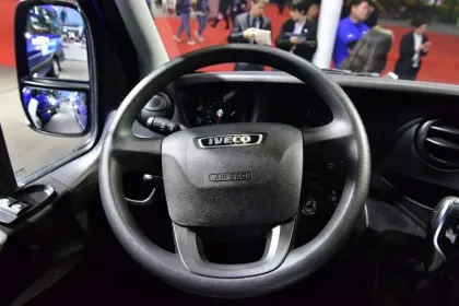 New In-Stock Pure Electric Commercial Van: Iveco Ousheng EV Passenger Truck Cargo Van Made in China