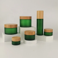 Jarra de vidro cosmético verde fosco com tampa de bambu