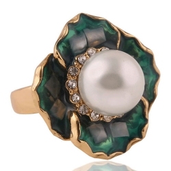 Lacquer flower ring with pearl center