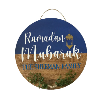 Decorazioni Ramadan ed Eid: segni di porta islamica, tavoli in legno e decorazioni festive