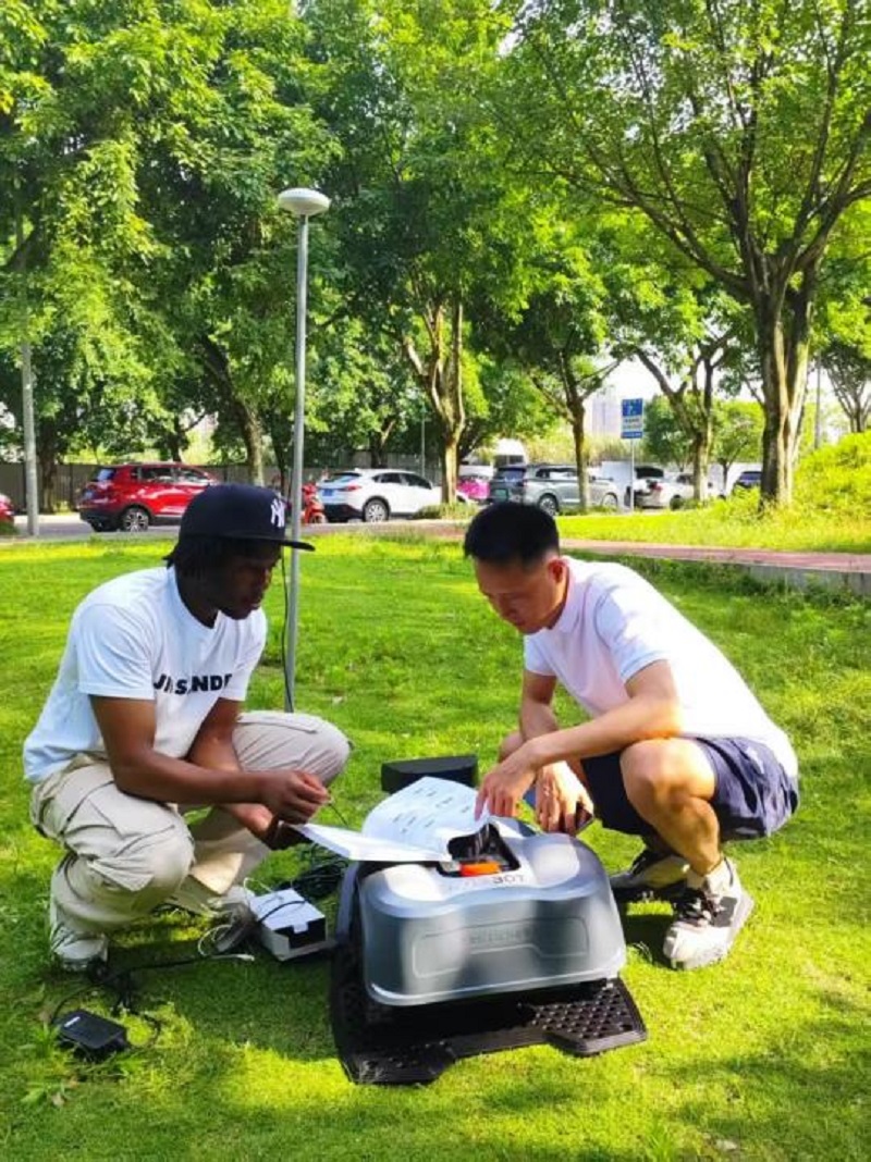 Romanian Clients Visit ACTION TOOLS for On-Site Inspection of Intelligent Lawn Mowing Robot Cooperation Project