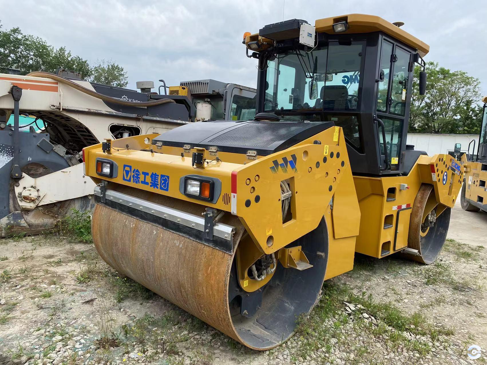 Pre-owned double drum road roller in working order Pre-owned double drum road roller in working order