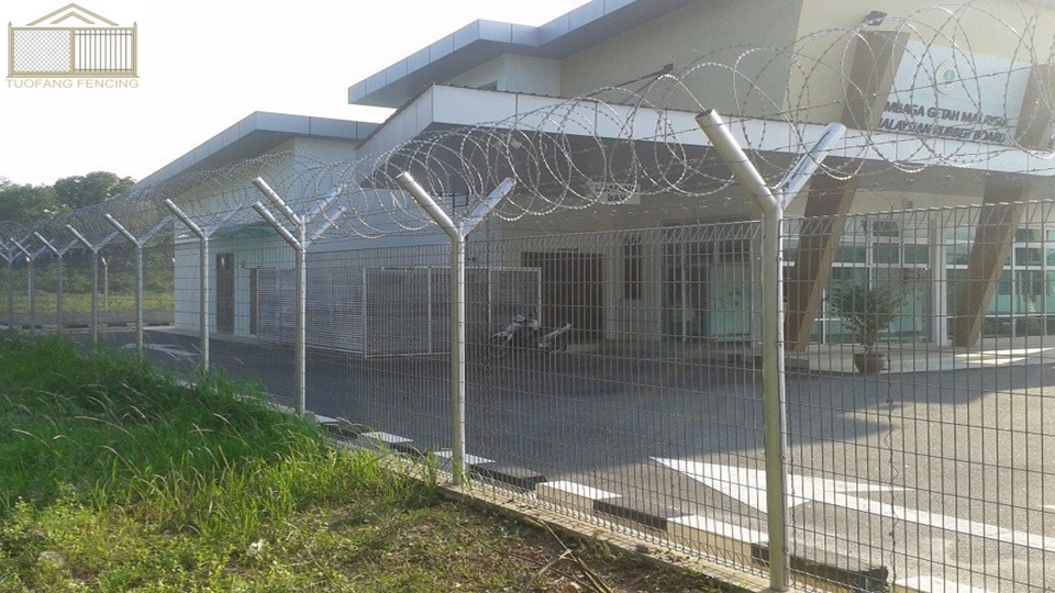 Roll Top Fence 4