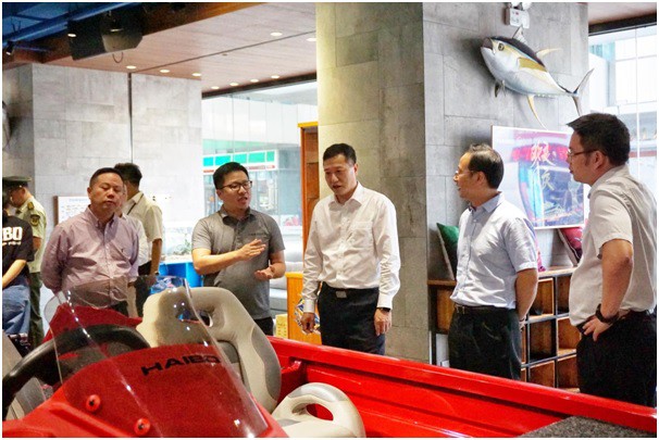 宁波市委常委、北仑区委书记梁群莅临有质生活馆考察指导---郑丹.jpg