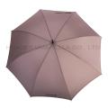 Parapluie droit homme classique ouvert à la main