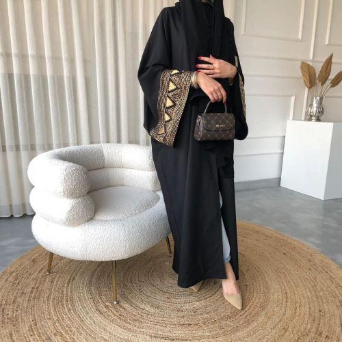 عبای زیبا آستین گشاد گلدوزی شده