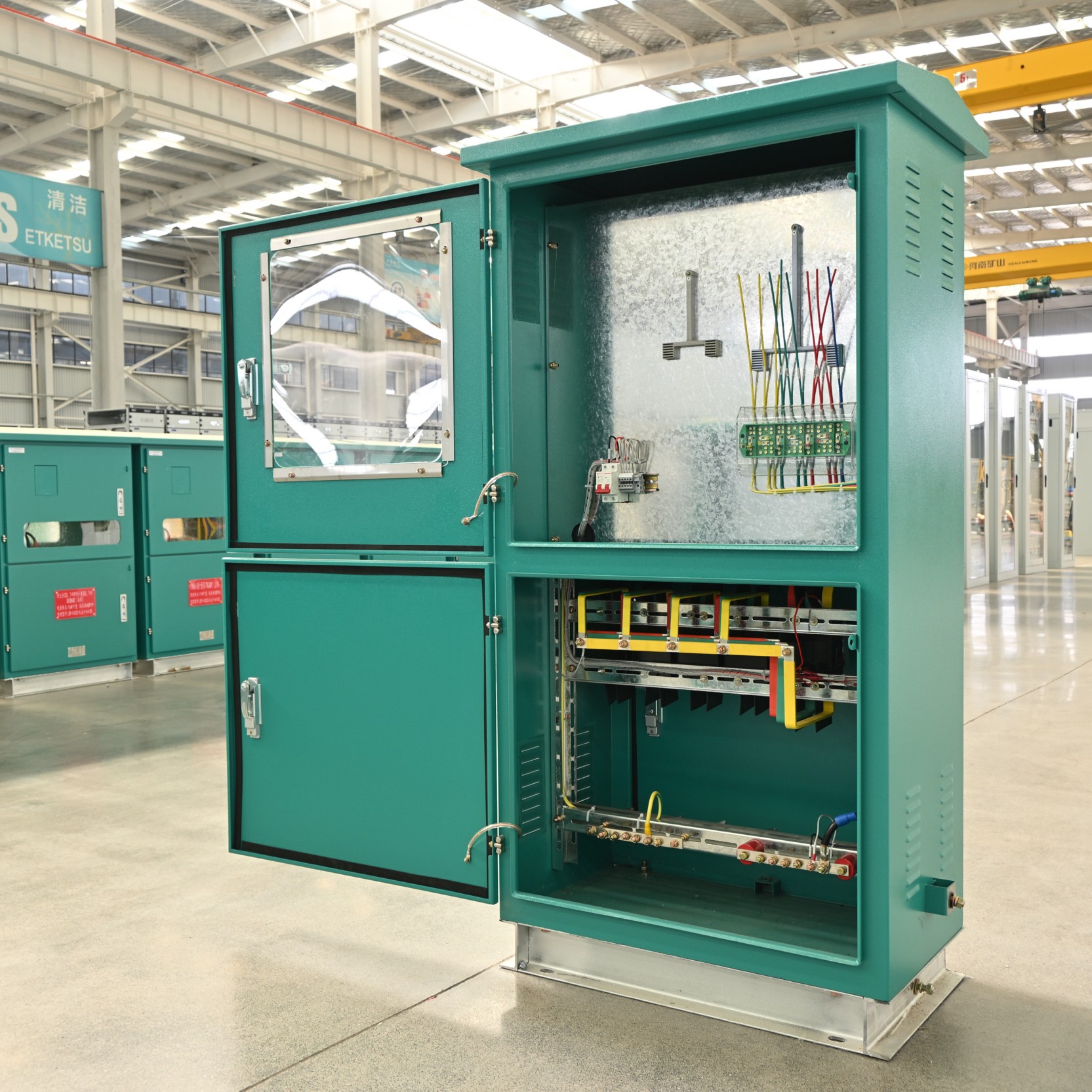 Three-phase metering box