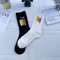 Aplashed 잉크 색깔의 편지 자수 중간 튜브 양말