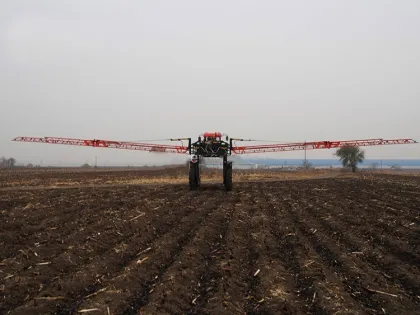 Self propelled high pressure boom sprayer