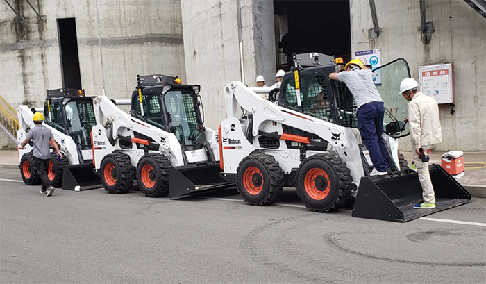 Bobcat S750 Функция объяснения Service staff explaining Bobcat S750 functions to COFCO team