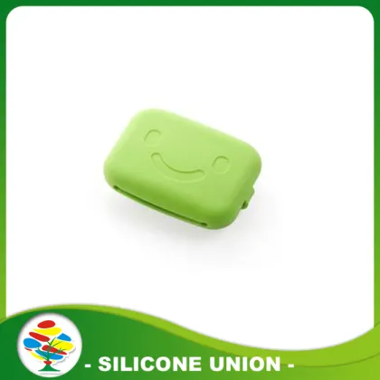 2017 Novelty silicone smiling face key bag