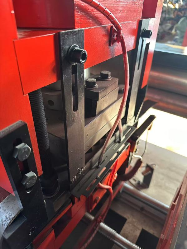A flat bridge punching machine