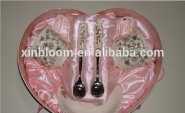 luxery high quality ceramic coffee mug set with lovers peach heart gift-box and stainless steel spoon ,gift cup