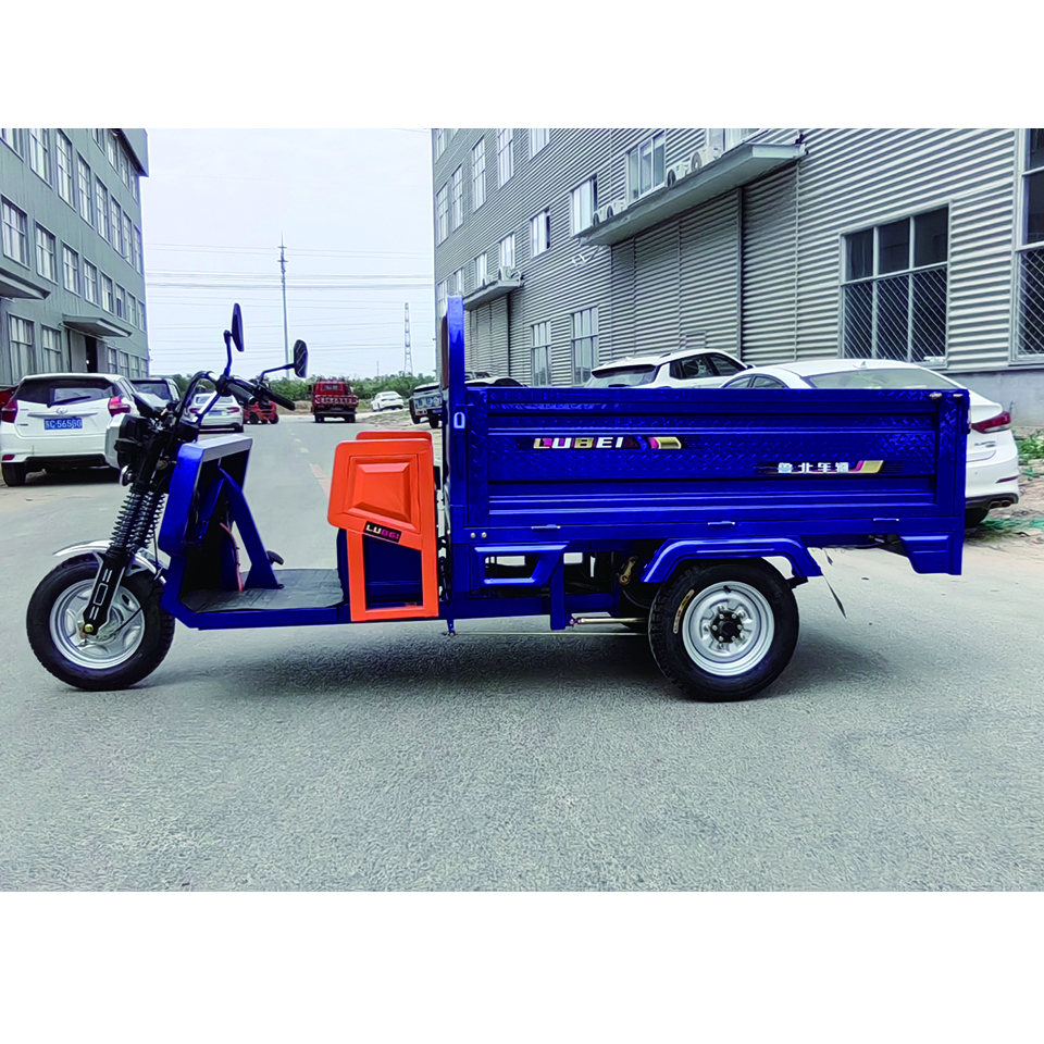 Moto Cargo Tricycle z otwartą kabiną Moto cargo tricycle with cabin open