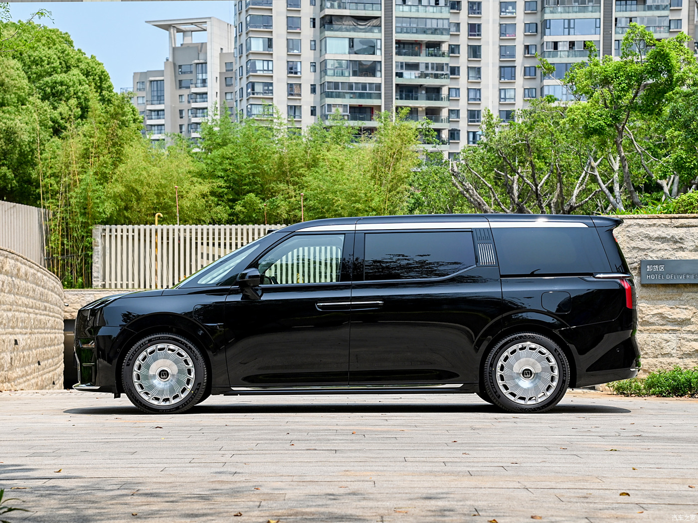 ZEEKR 009 Dual Motor Electric MPV