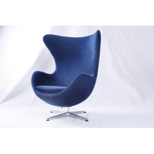 Replika jajastog stolca od plavog baršuna Arne Jacobsen
