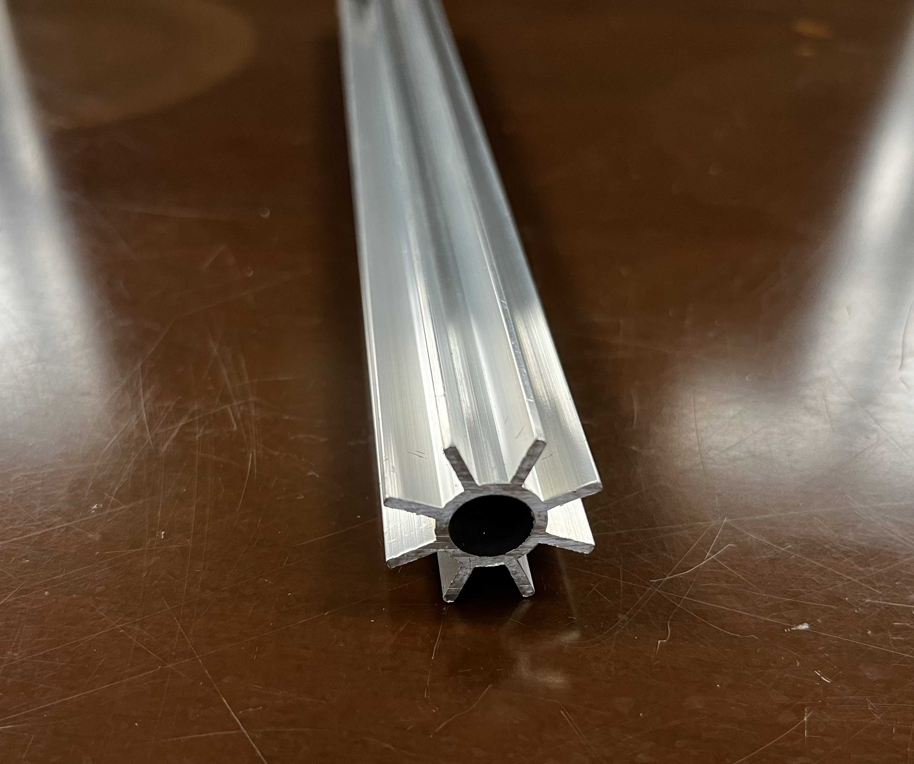 L'extrusion en aluminium incliné