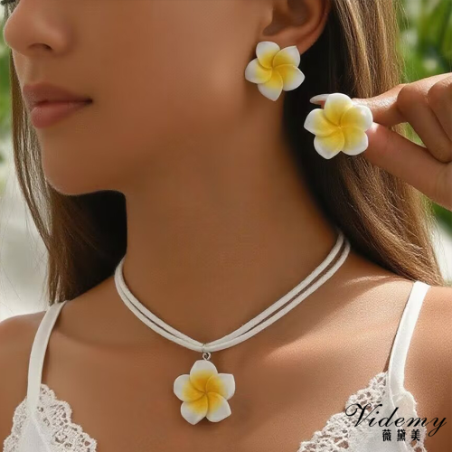 Frangipani Necklace Stud Set: Capture Vacation Romance